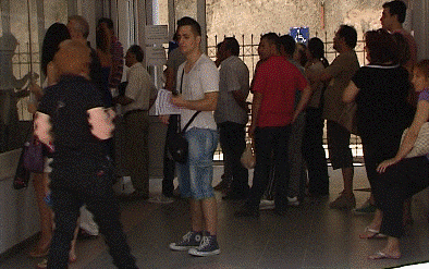 Κάνουν ουρές οι άνεργοι