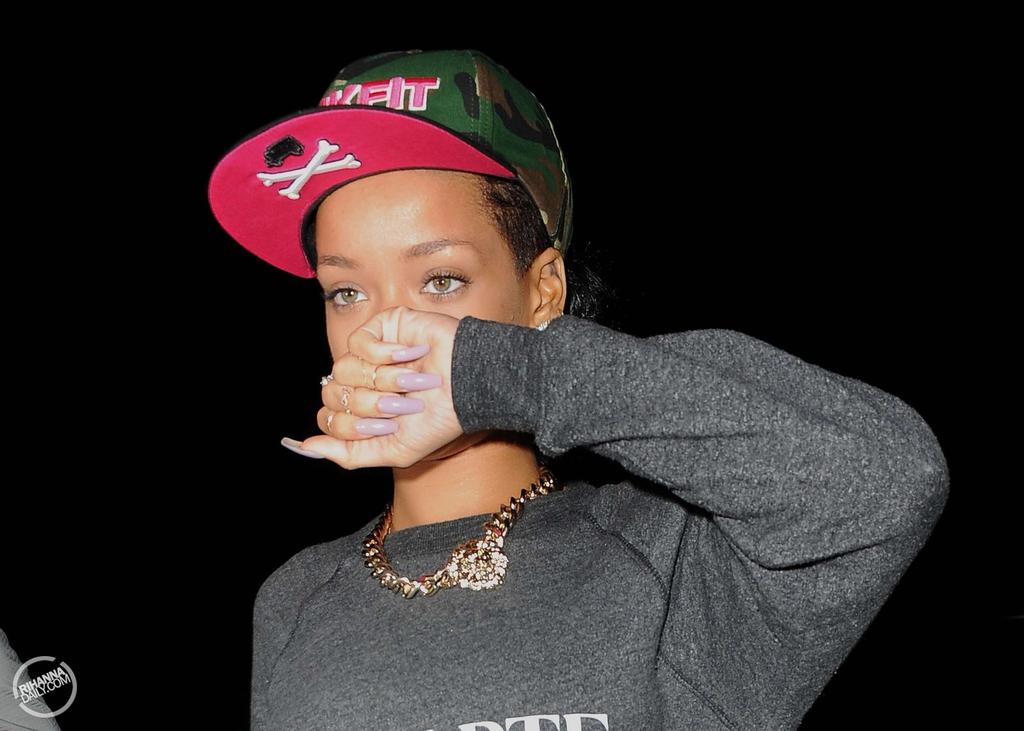 Η Rihanna ντύθηκε! Γιατί;