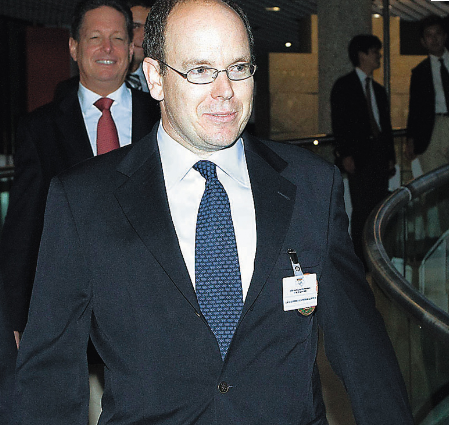 Βγάζει στο σφυρί τις αντίκες του!