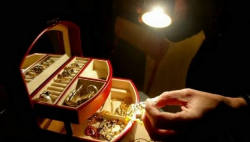 Boύτηξαν κοσμήματα 100.000€