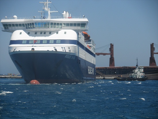 Έδεσε με ασφάλεια στη Σύρο