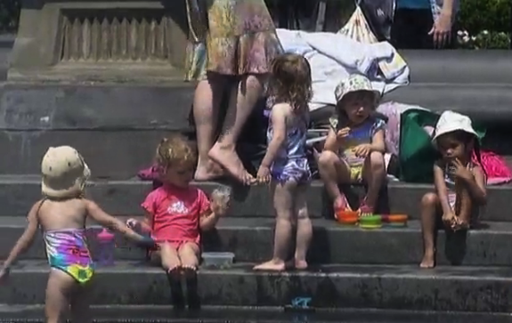 ‘Επιασαν οι ζέστες στη Νέα Υόρκη