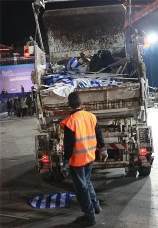 Ντροπή. Στα σκουπίδια η σημαία