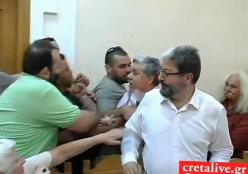 Έπεσε ξύλο στο συμβούλιο