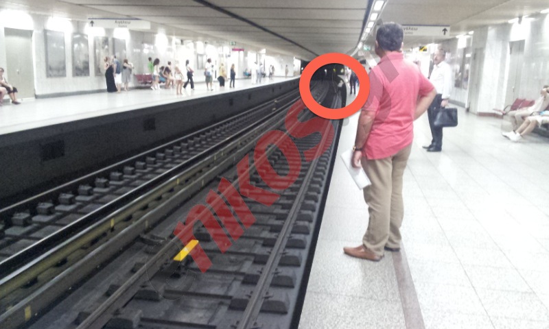 Γυναίκα στις ράγες του Μετρό