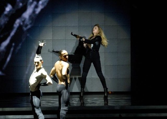 Έβγαλε όπλο στο κοινό της!