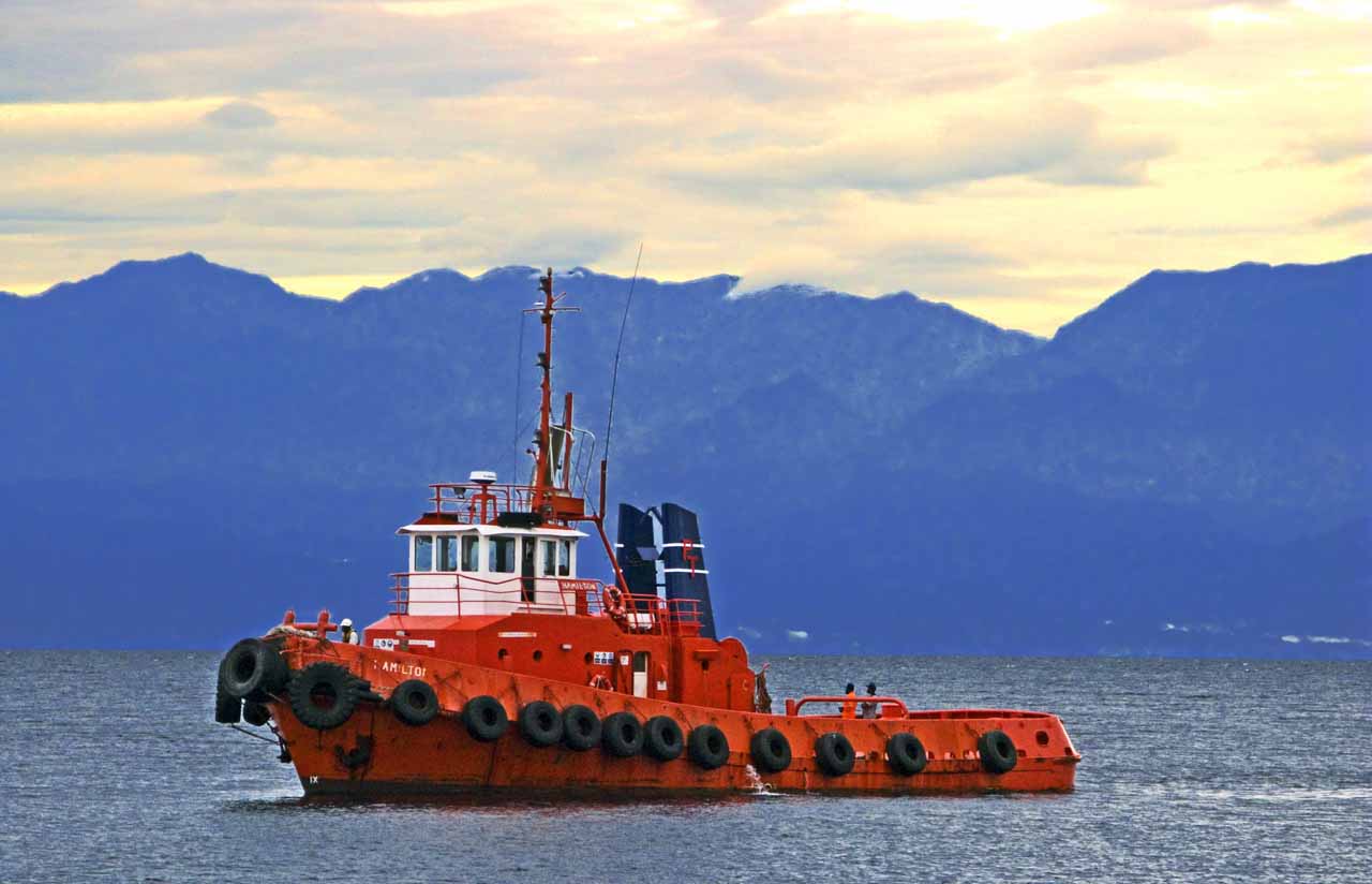 “Φιλήθηκαν” στο λιμάνι