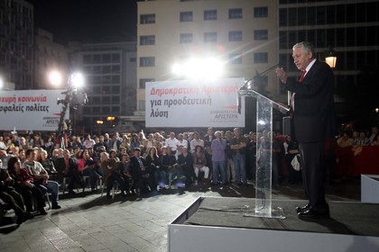 Μέτωπο για παραμονή στο ευρώ