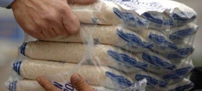 Έντομα σε ρύζι και σταφίδα