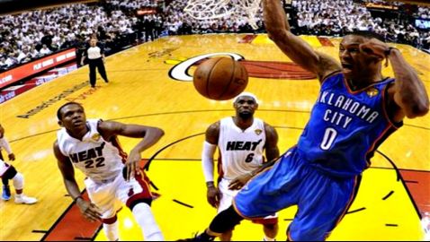 Αγκαλιά με τον τίτλο ο «βασιλιάς»