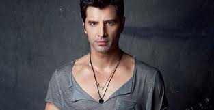 Κορίτσια, ο Σάκης γυμνός…