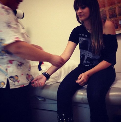 Η Τζάκσον με τη βελόνα στο χέρι