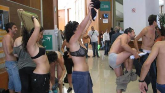 Βγαίνουν από τα ρούχα τους