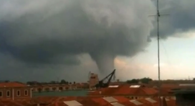 “Τυφώνας” στη Βενετία