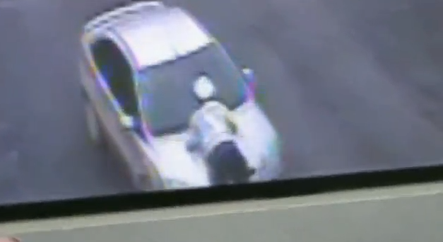 Έφυγε με τον αστυνομικό στο καπό