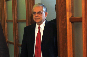 Παπαδήμος:”Καταστροφή η έξοδος”