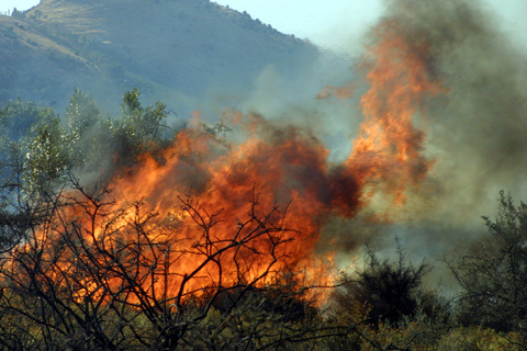 Μαίνονται οι φωτιές στην Κορινθία