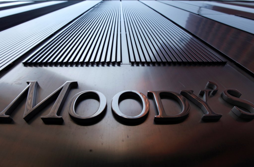 Μπαράζ υποβαθμίσεων από Moody’s