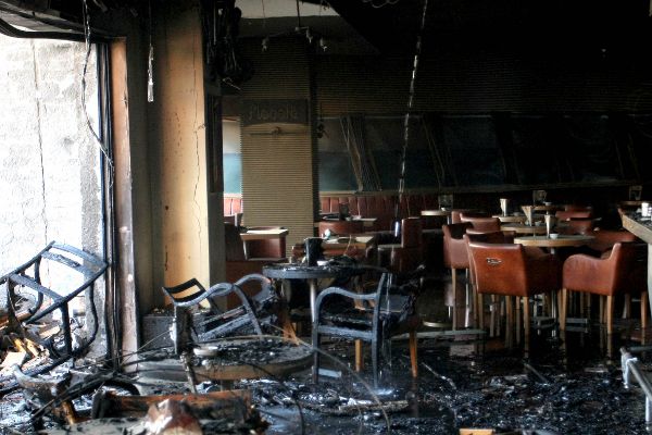 Φωτιά μυστήριο στο εμπορικό