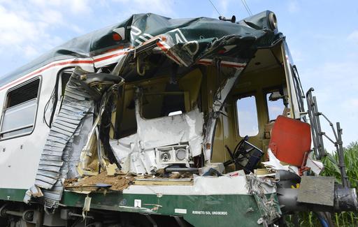ΦΩΤΟ-Συγκρούστηκε τρένο με φορτηγό