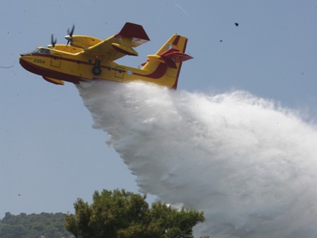 Σε εξέλιξη η πυρκαγιά στη Νεάπολη