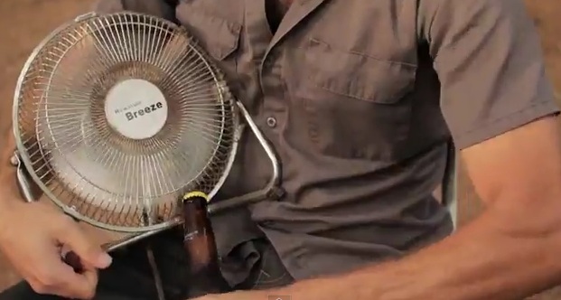 Έτσι ανοίγουν τα μπουκάλια