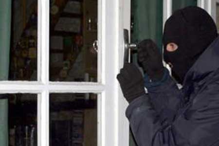 Χαροπαλεύει από επίθεση ληστή