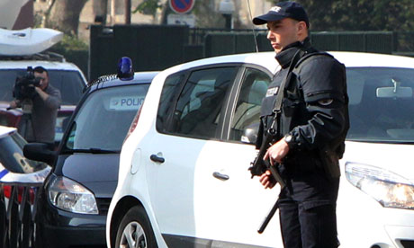 Τώρα-Ένοπλος κρατά όμηρο σε σχολείο