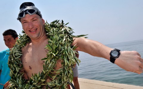 17,5 ώρες απέναντι στα κύματα…