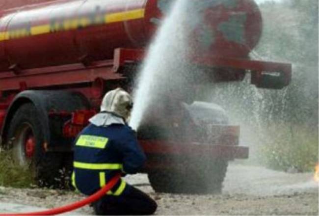 Βυτιοφόρο τυλίχτηκε στις φλόγες