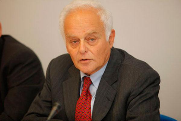 Μανιτάκης με τρόικα