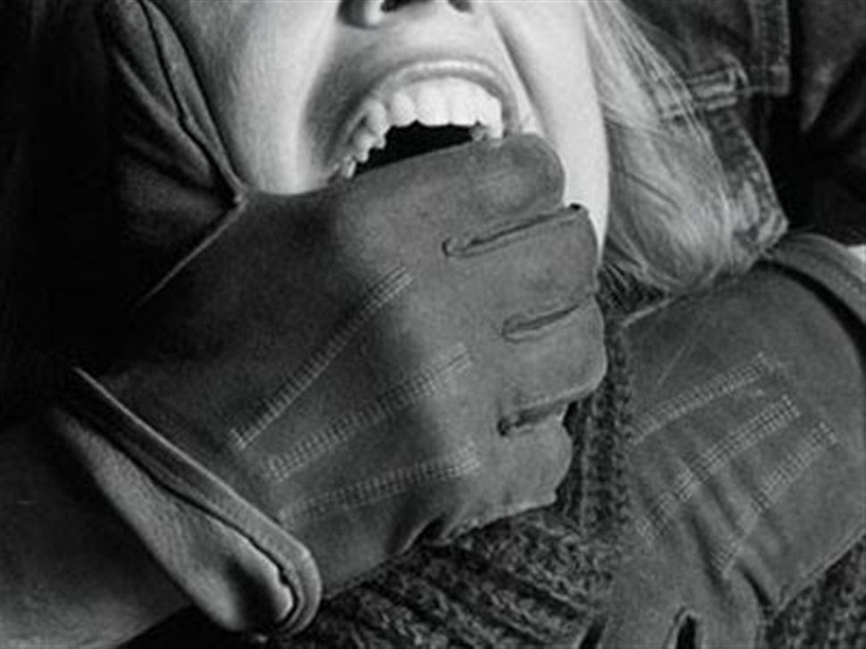 Έβαλε να βιάσουν τη γυναίκα του