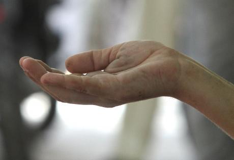 Την έδερνε για να ζητιανεύει