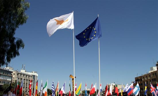 “Ξεσκονίζει” την Κύπρο η τρόικα