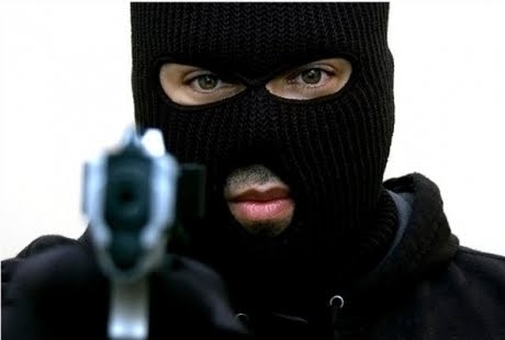 Με την κάνη στον κρόταφο