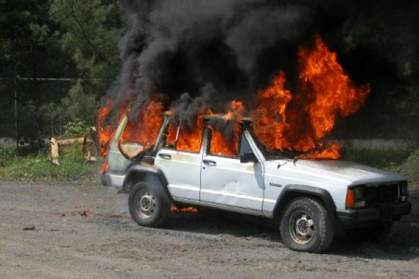 Αυτοκίνητο στις φλόγες