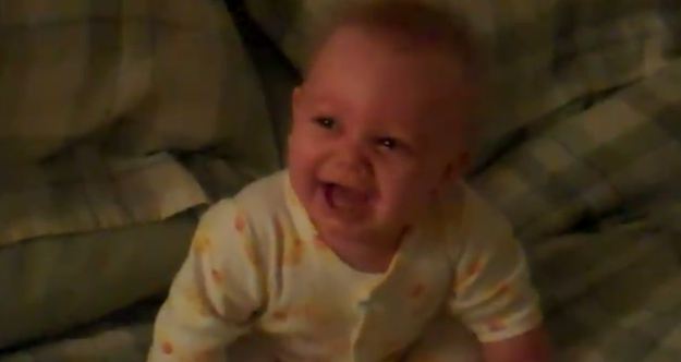 Μωρό δακρύζει από τα γέλια!