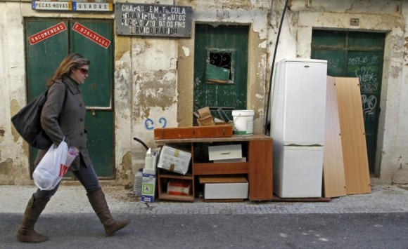 Βυθίζεται στη φτώχεια