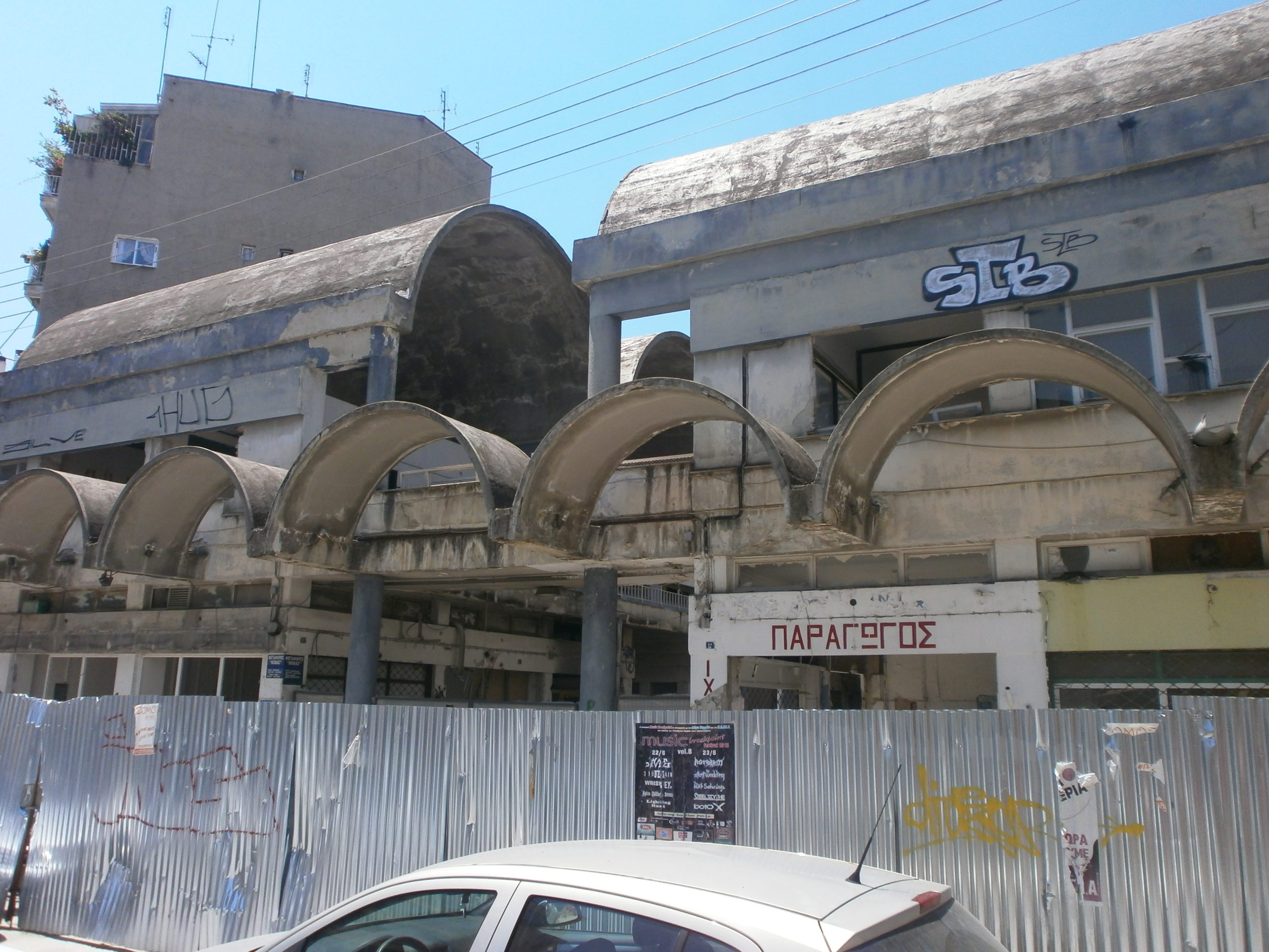 Κατεδαφίζουν την δημοτική αγορά