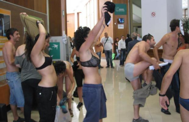 Οι Ιταλοί γδύνονται στις τράπεζες