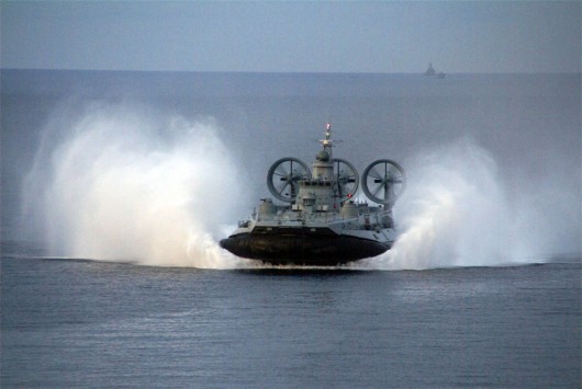 Πήρε φωτιά πλοίο σε ναύσταθμο