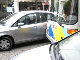 Σύγκρουση λεωφορείου με ΙΧ