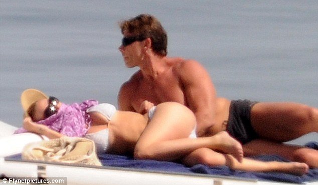 H Scarlett στη θάλασσα…