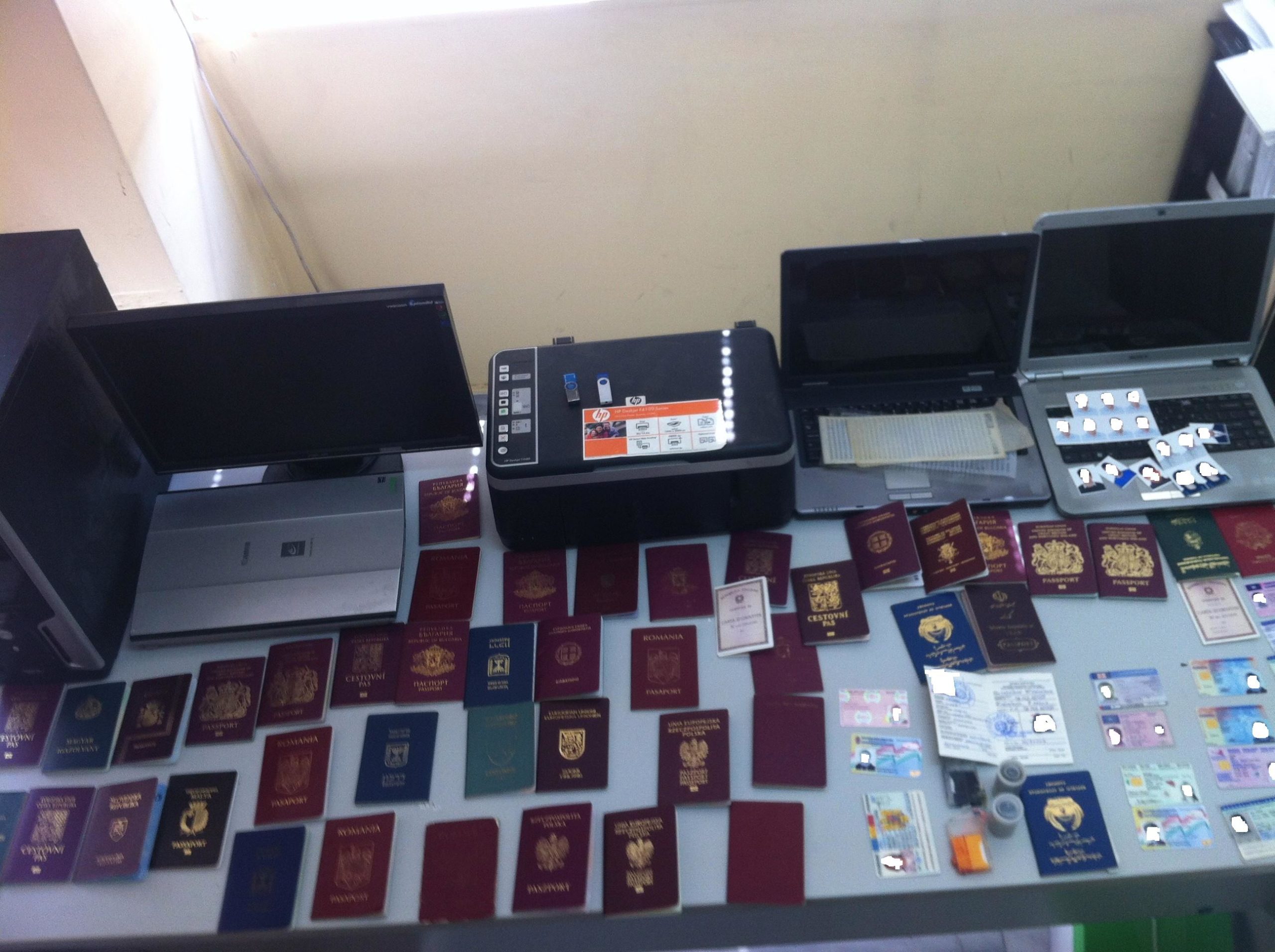 Εργαστήριο πλαστών διαβατηρίων