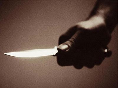 Τους επιτέθηκαν με μαχαίρια