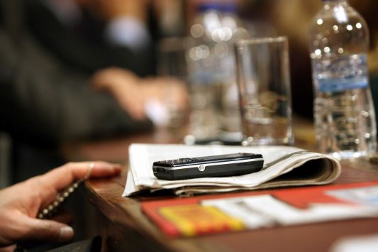 Η κρίση “κόβει” κινητά και σταθερά