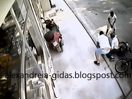 ΒΙΝΤΕΟ- Ληστεύουν ποδηλάτη