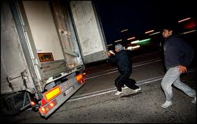 Κρυβόταν κάτω από το φορτηγό