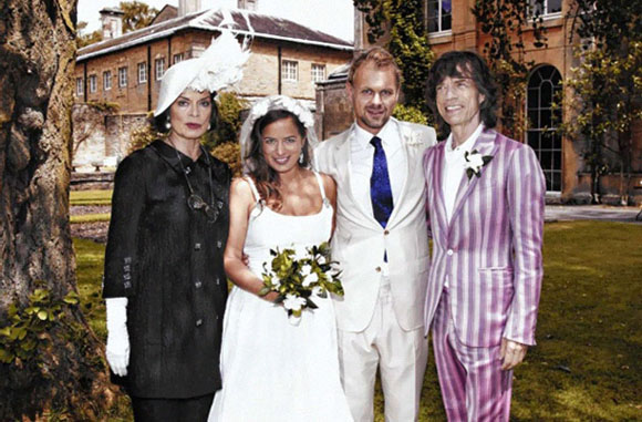Jade Jagger και Adrian Fillarykomd, ανάμεσα στην Bianca και τον Mick Jagger