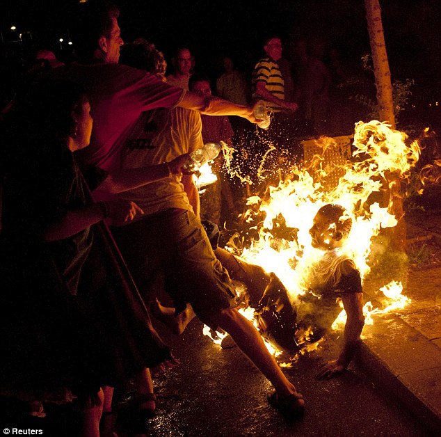 Η στιγμή της αυτοπυρπόλησης…